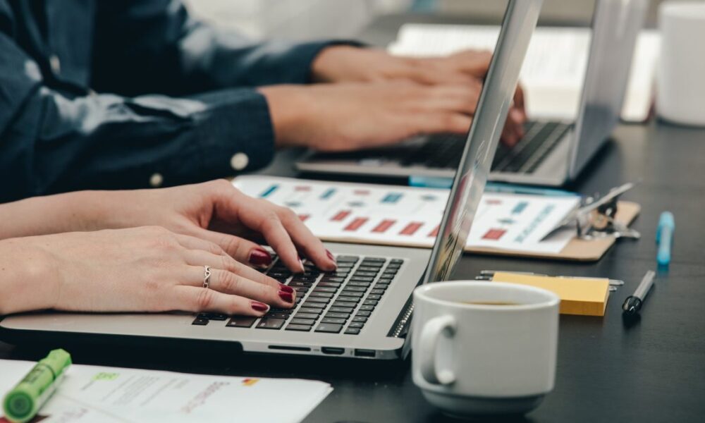 bid-writing-services-vs-in-house-teams:-cost,-speed-and-quality-compared